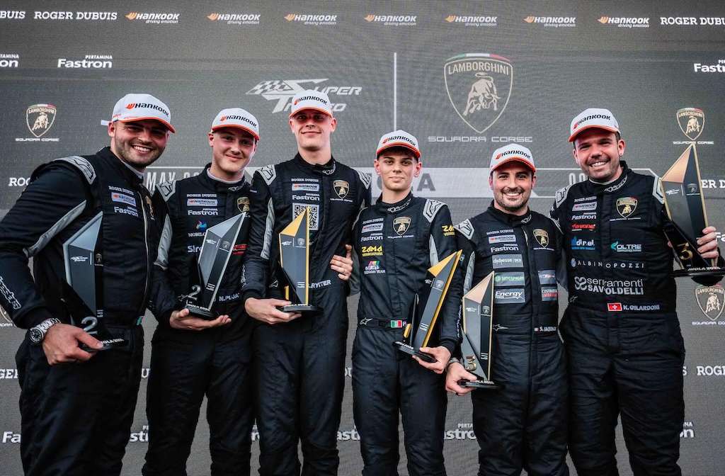 Silas Rytter (nummer tre fra venstre) har i år vundet løbet i Lamborghini Super Trofeo Europe.
(Foto: Lamborghini)